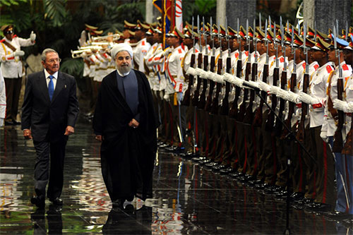 Hassan Rouhani es recibido por Raúl Castro